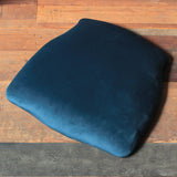 床にあるクラシックブルー色クッション