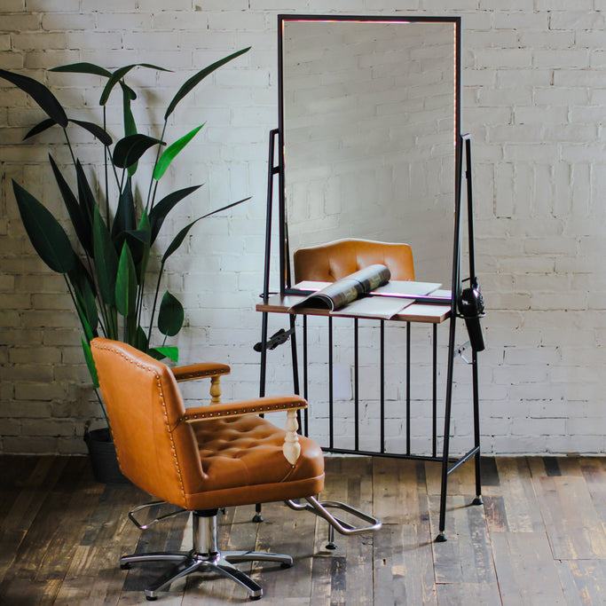 サロンにある両面黒色のアイアンドレッサーとスタイリングチェア【ハロルド】