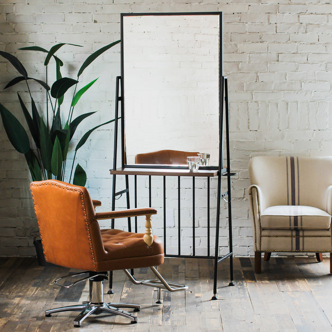 サロンにある黒色のアイアンドレッサーとスタイリングチェアの2台【ハロルド】