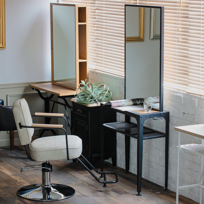 部屋にあるアイアンドレッサーとスタイリングチェア【ロジェ】