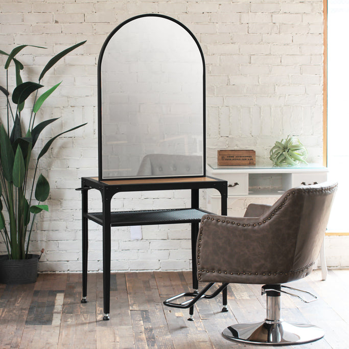 部屋にある両面アイアンドレッサーとスタイリングチェア【ロジェ】