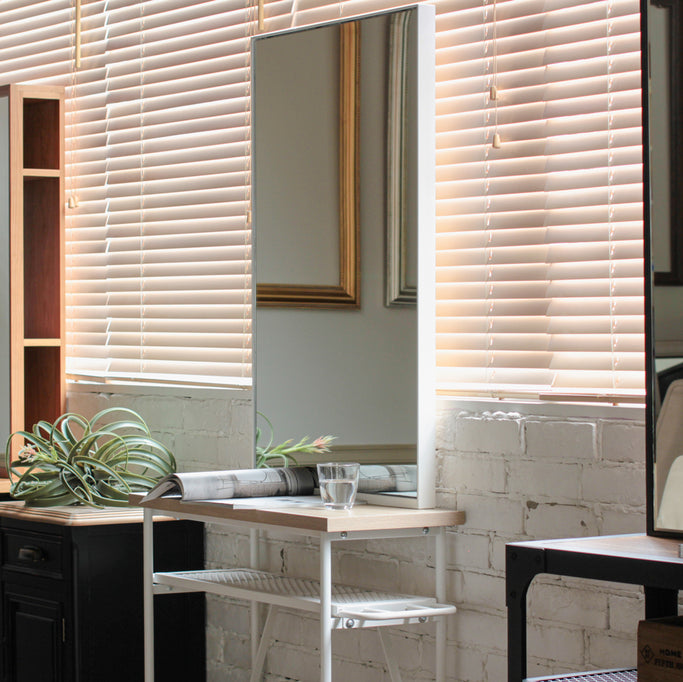 部屋にあるベージュ色アイアンドレッサー【ローガン】