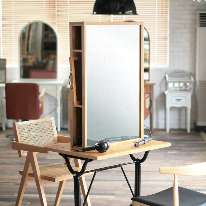 サロンにある両面ミシン脚ウッドドレッサー【リレア】