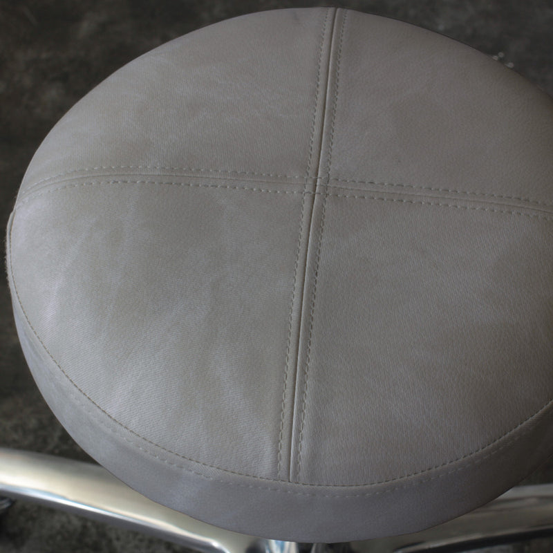 ダークグレー色鋲なしのスツールの詳細