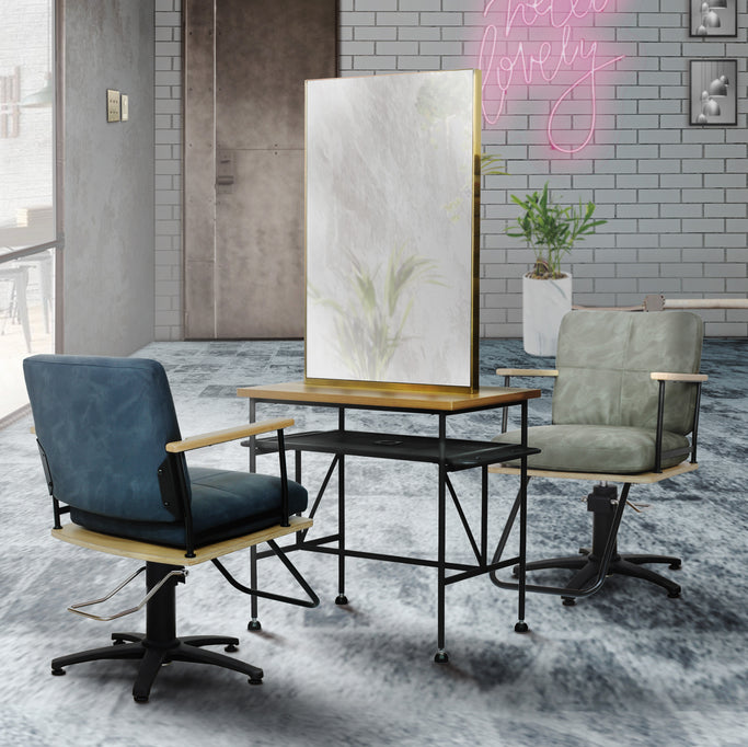 部屋にある両面アイアンドレッサーとスタイリングチェアの2台【ローガン】