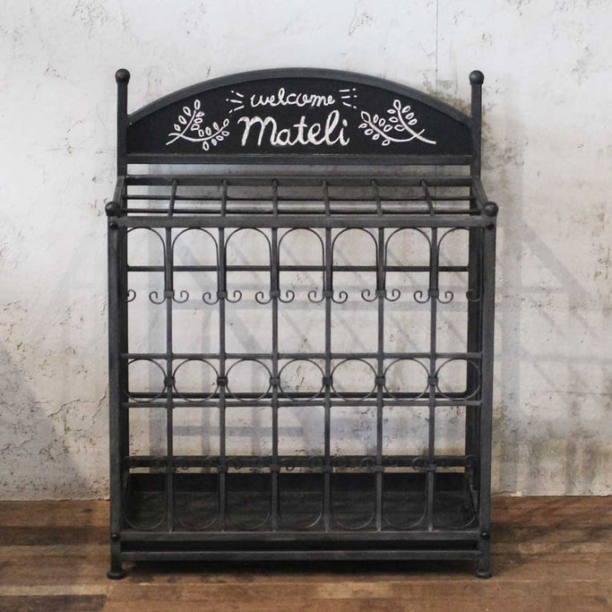 部屋にあるブラック色アイアンアンブレラスタンド