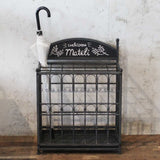 傘が入っているブラック色アンブレラスタンドは部屋にある