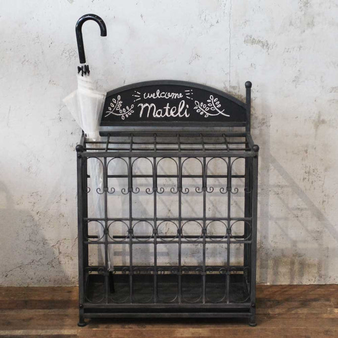 傘が入っているブラック色アンブレラスタンドは部屋にある