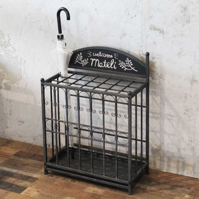 部屋にあるブラック色アイアンアンブレラスタンド 21本仕切り付き