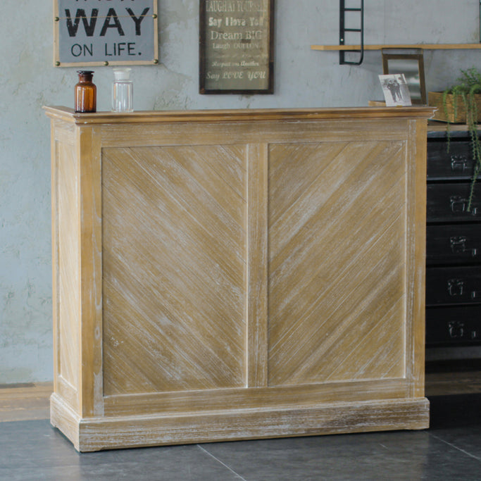 部屋にあるヘリンボーンレセプションカウンター