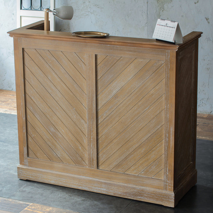 部屋にあるヘリンボーンレセプションカウンター