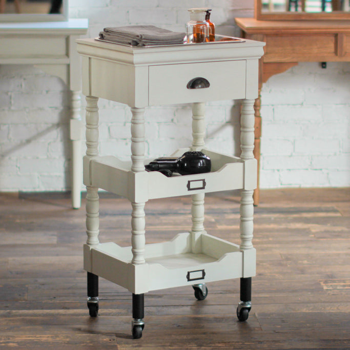 サロンにある白色アンティークワゴン【ルシール】