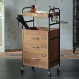 サロンにある3段引き出しウッドワゴン