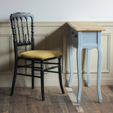 サロンにあるブルーグレー色サロン専用コンソール 【ネコ脚】とナポレオンチェア