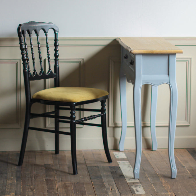 サロンにあるブルーグレー色サロン専用コンソール 【ネコ脚】とナポレオンチェア