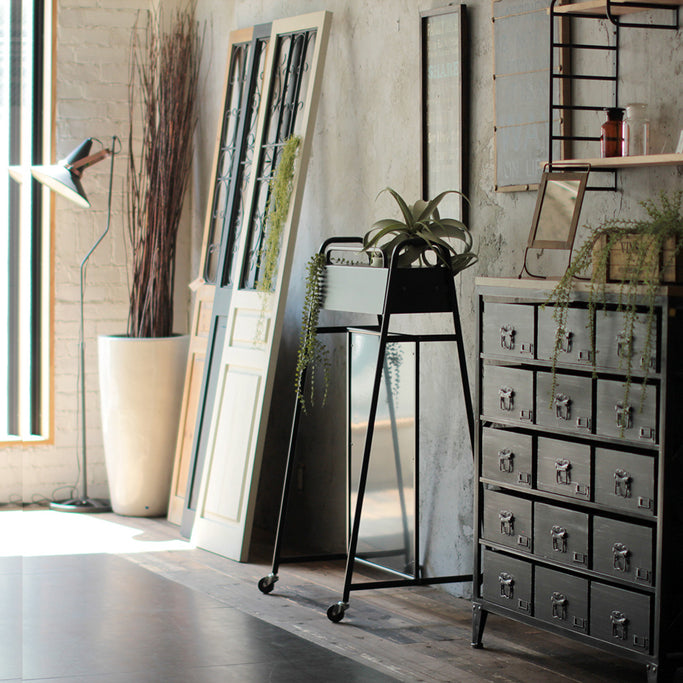 ブラック色外部用プランター看板の使用例2