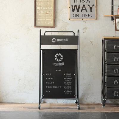 部屋にあるブラック色外部用プランター看板