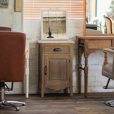 サロンにあるシャビーウッド色サイドテーブルとハンドミラー