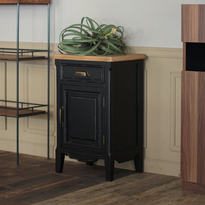 サロンにあるブラック色サイドテーブル