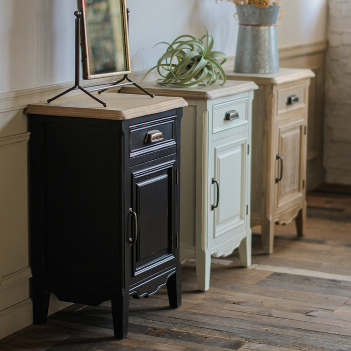 部屋にあるサイドテーブルの3台：ブラック色、ホワイト色、シャビーウッド色