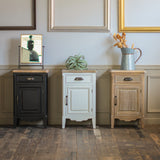 部屋にあるサイドテーブルの3台：ブラック色、ホワイト色、シャビーウッド色