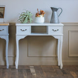 部屋にあるネコ脚ネイルテーブルの2台ブルーグレー色とホワイト色