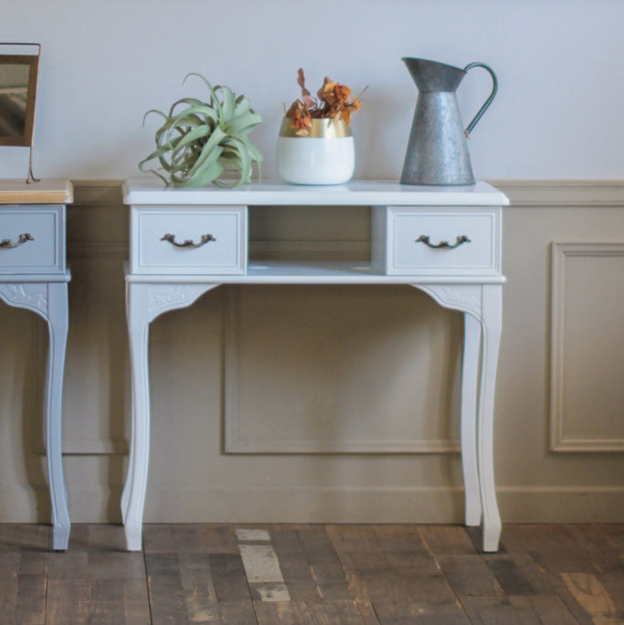 部屋にあるネコ脚ネイルテーブルの2台ブルーグレー色とホワイト色