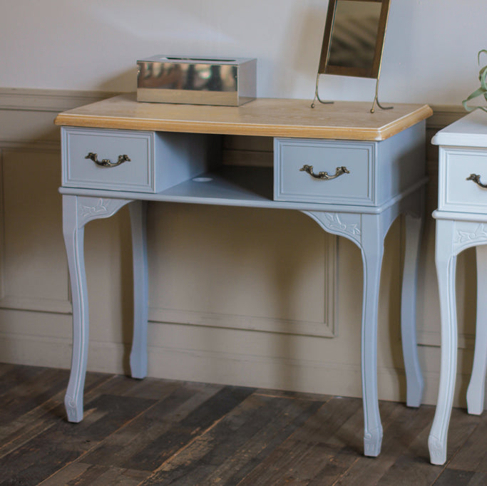 部屋にあるネコ脚ネイルテーブルの2台ブルーグレー色とホワイト色