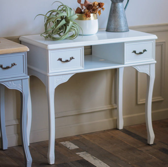 部屋にあるネコ脚ネイルテーブルの2台ブルーグレー色とホワイト色