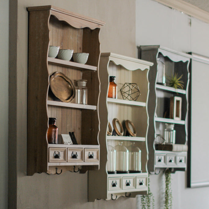 壁掛け商品棚【ウォールラック】の3台が壁面に並んでいる