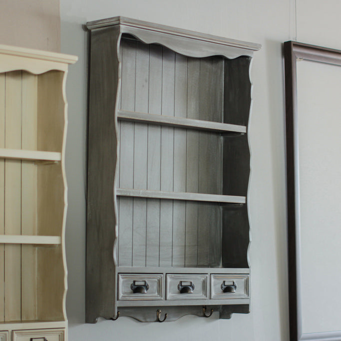 壁掛け商品棚【ウォールラック】の3台が壁面に並んでいる