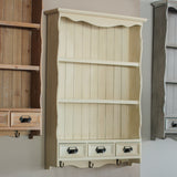 壁掛け商品棚【ウォールラック】の3台が壁面に並んでいる