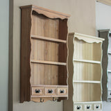 壁掛け商品棚【ウォールラック】の3台が壁面に並んでいる