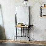 サロンにある黒色のアイアンドレッサー【ハロルド】