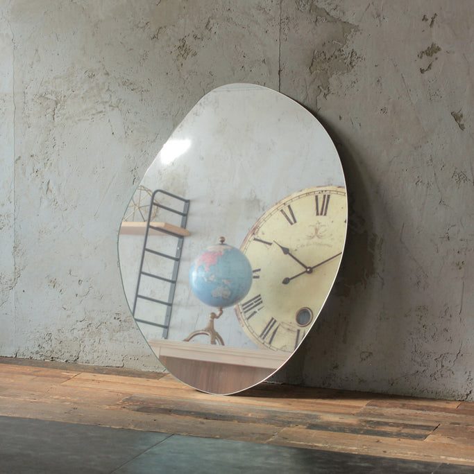 部屋にあるウォールアートミラー【アーチ型】