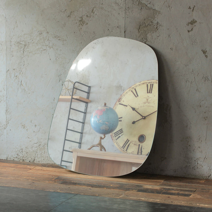 部屋にあるウォールアートミラー【スクエア型】