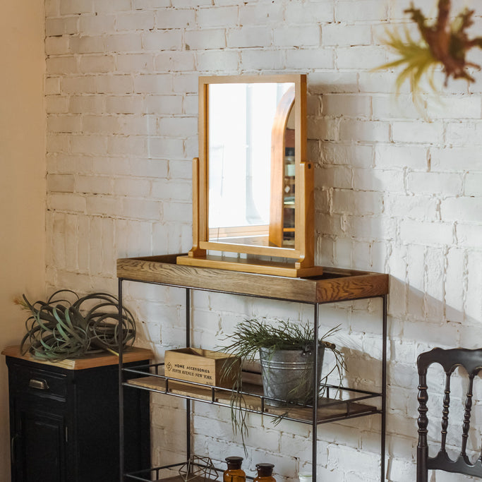 部屋にあるナチュラルウッド色テーブルミラー