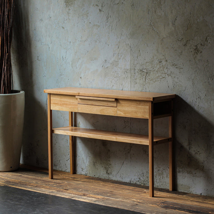 部屋にあるナチュラルウッド色シンプルなワイドコンソール
