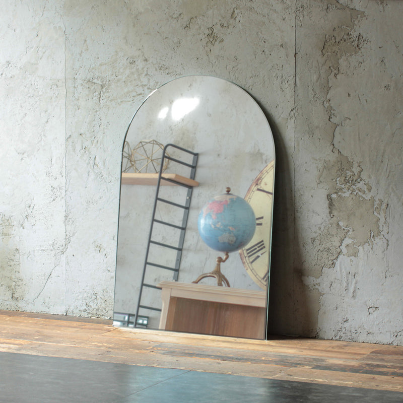 部屋にあるディスプレイ用ミラー【アーチ型】