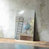 部屋にあるフレームレススクエアミラー