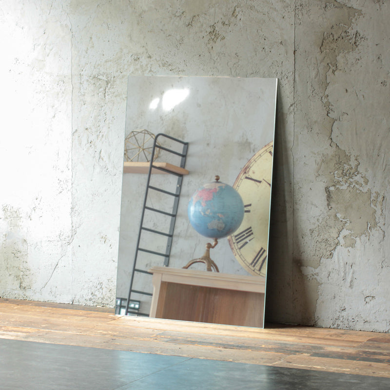 部屋にあるフレームレススクエアミラー