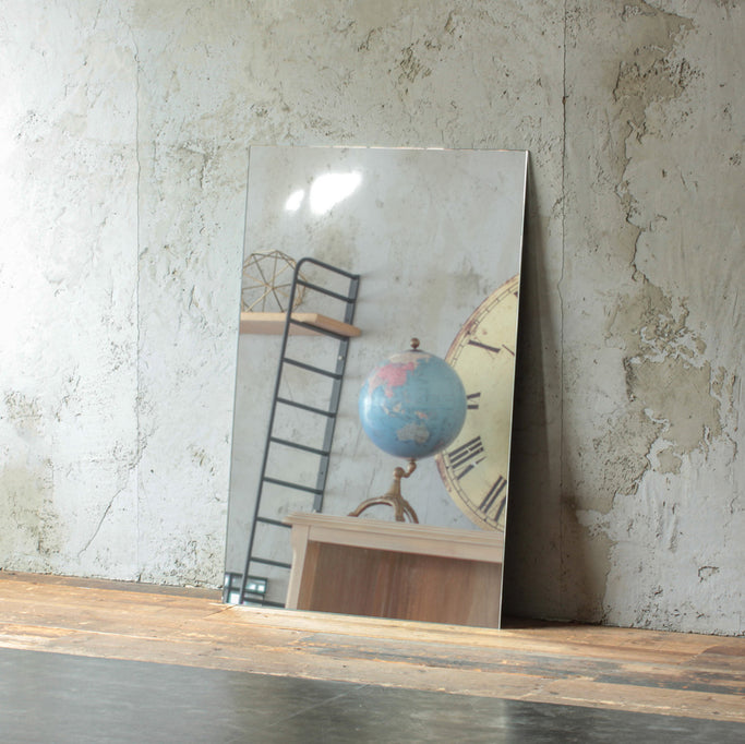 部屋にあるディスプレイ用ミラー【スクエア型】