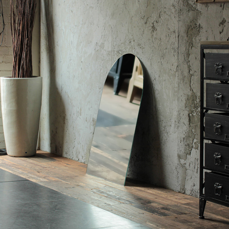 部屋にあるディスプレイ用ミラー【アーチ型】