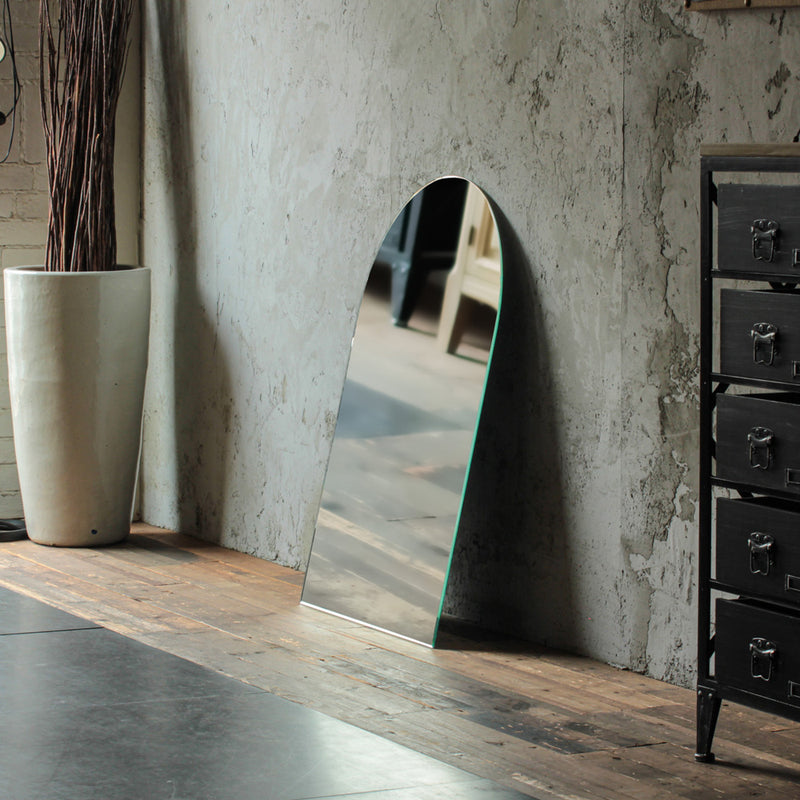 部屋にあるディスプレイ用ミラー【アーチ型】