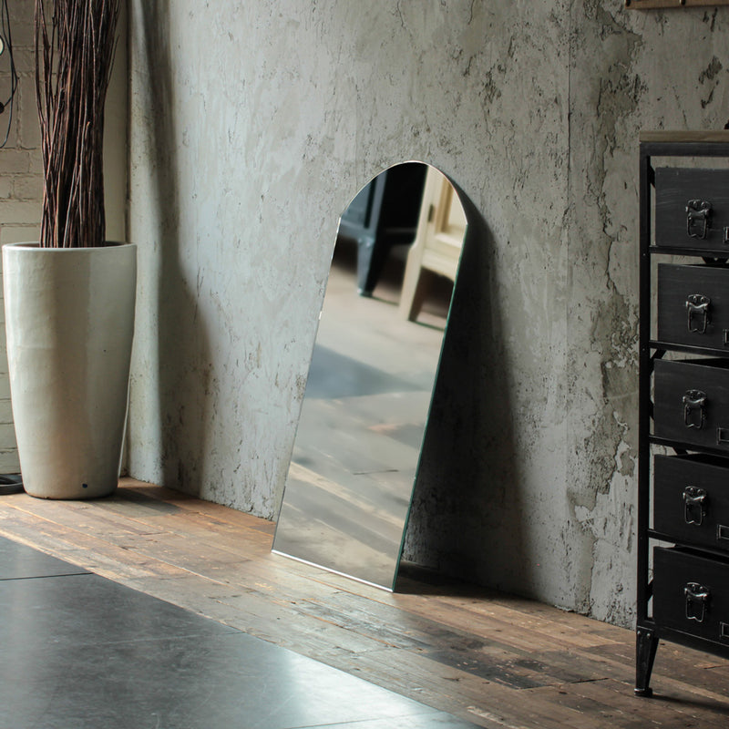 部屋にあるディスプレイ用ミラー【アーチ型】