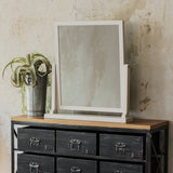 部屋にあるホワイト色テーブルミラー