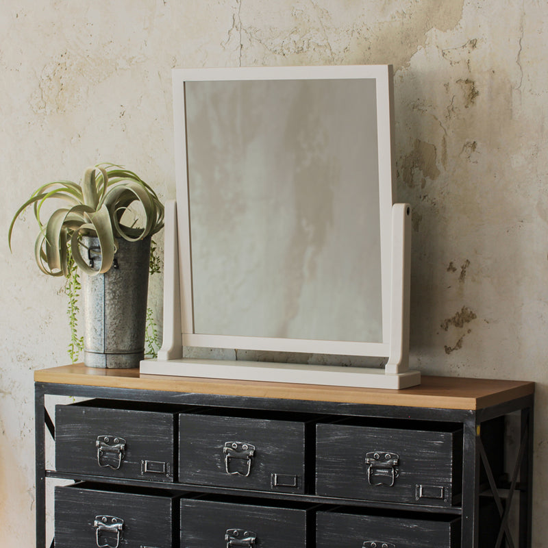 部屋にあるホワイト色テーブルミラー