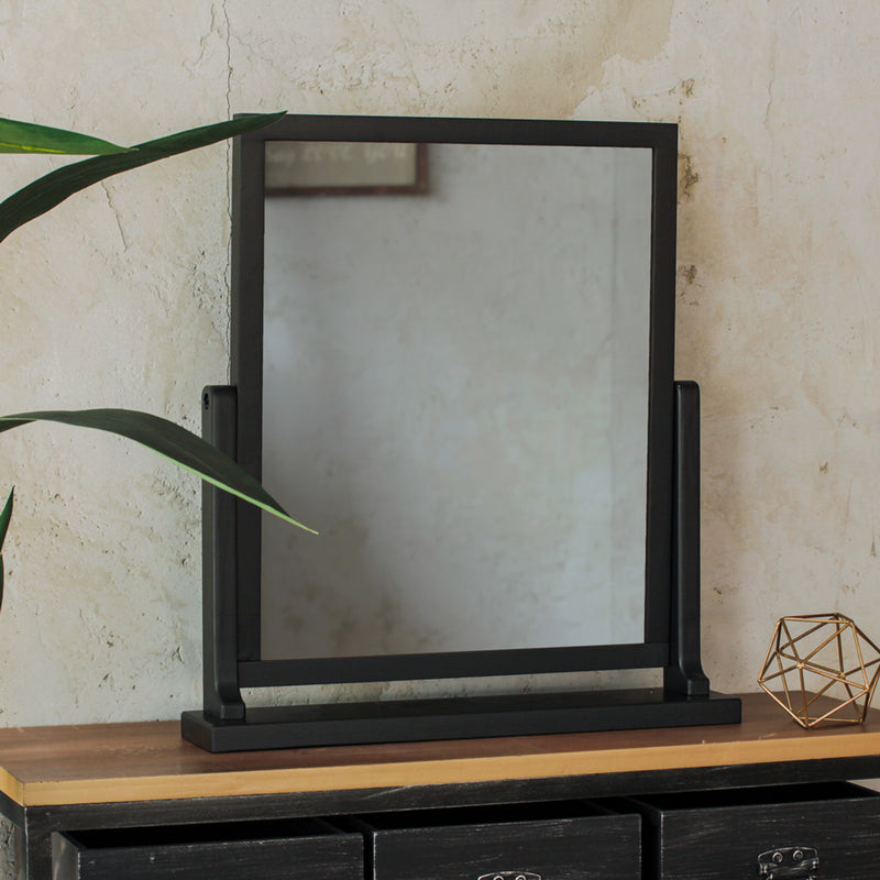 部屋にあるブラック色テーブルミラー