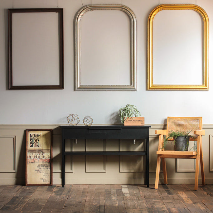 部屋にあるブラック色ワイドコンソール