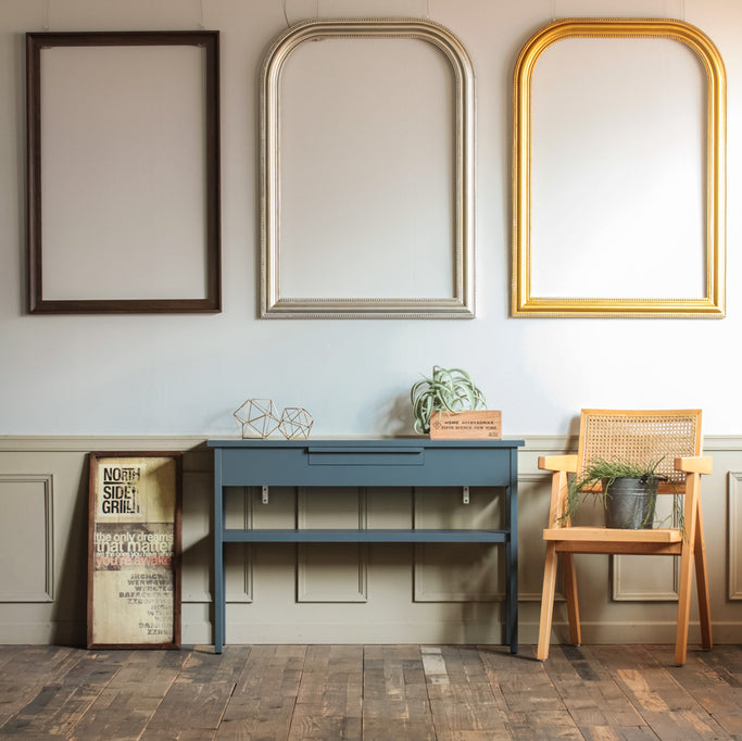 部屋にあるグレー色ワイドコンソール